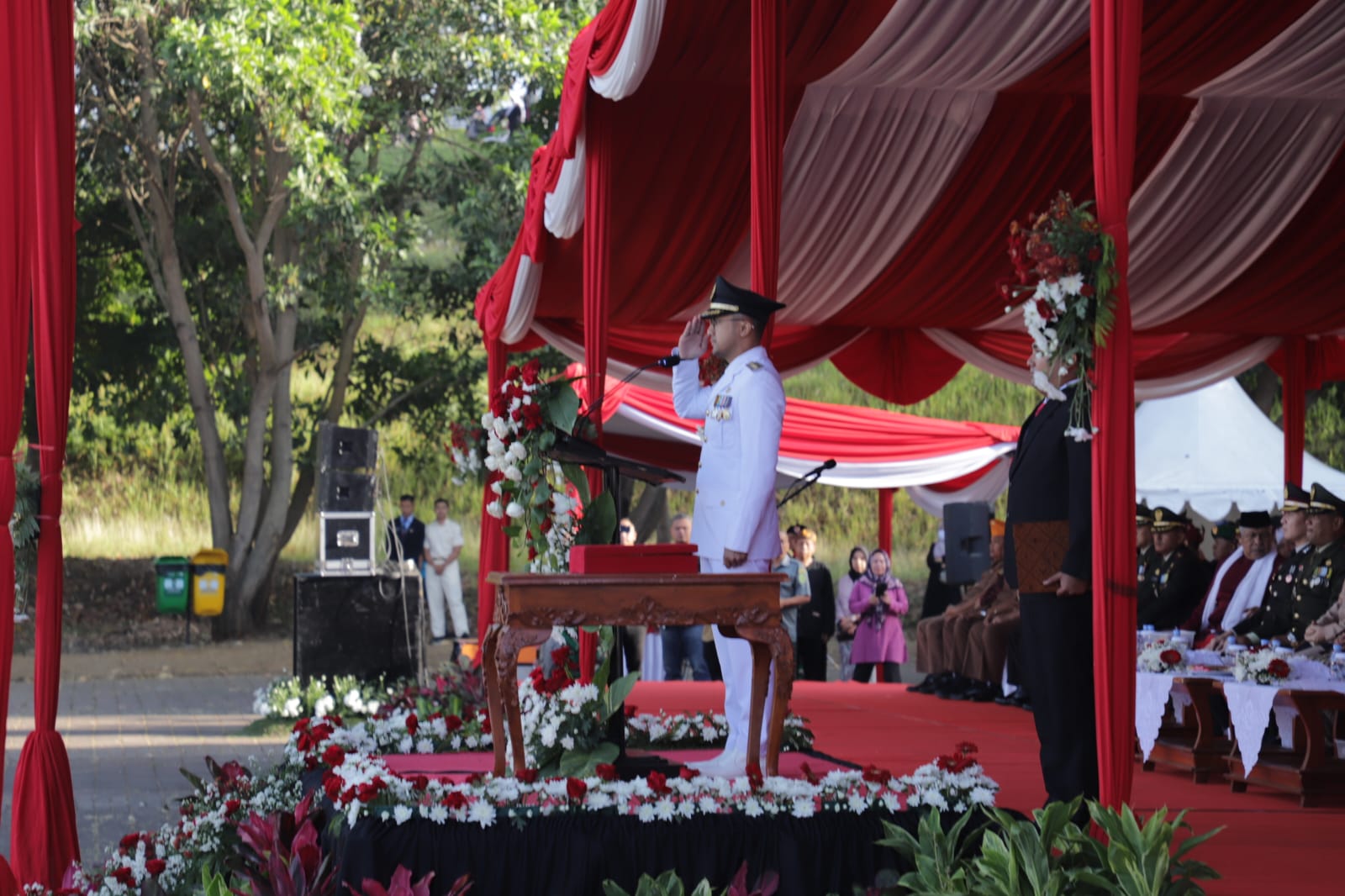 Bupati Bandung Barat Hengky Kurniawan pimpin upacara Peringatan ke-78 HUT RI di Lapangan Plasa Mekaraari Ngamprah, Kamis (17/8). foto FORKOPIM/ DEDEN