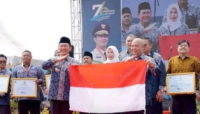 Meriah HUT RI ke 78, Pemkab Bekasi Bagikan Ribuan Bendera Merah Putih Ke Masyarakat