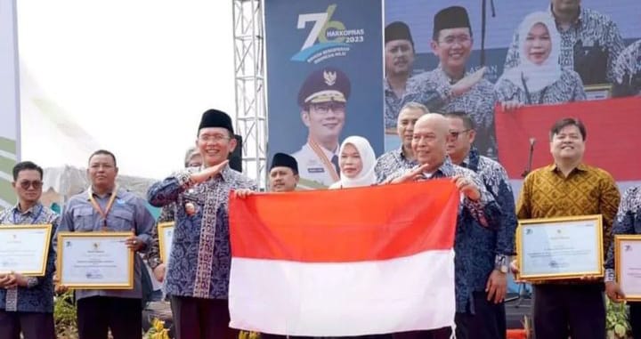 Pemerintah Kabupaten (Pemkab) Bekasi, Jawa Barat membagikan bendera Merah Putih kepada masyarakat. (foto: Instagram pemkabbekasi)