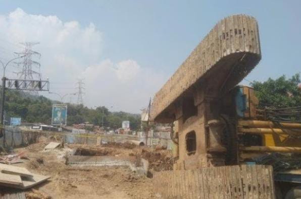 Alat berat yang terbalik dilokasi yang mengakibatkan korban Heryanto (56), warga Vila Tangerang, tewas. (Foto : Daeng Yusvin)