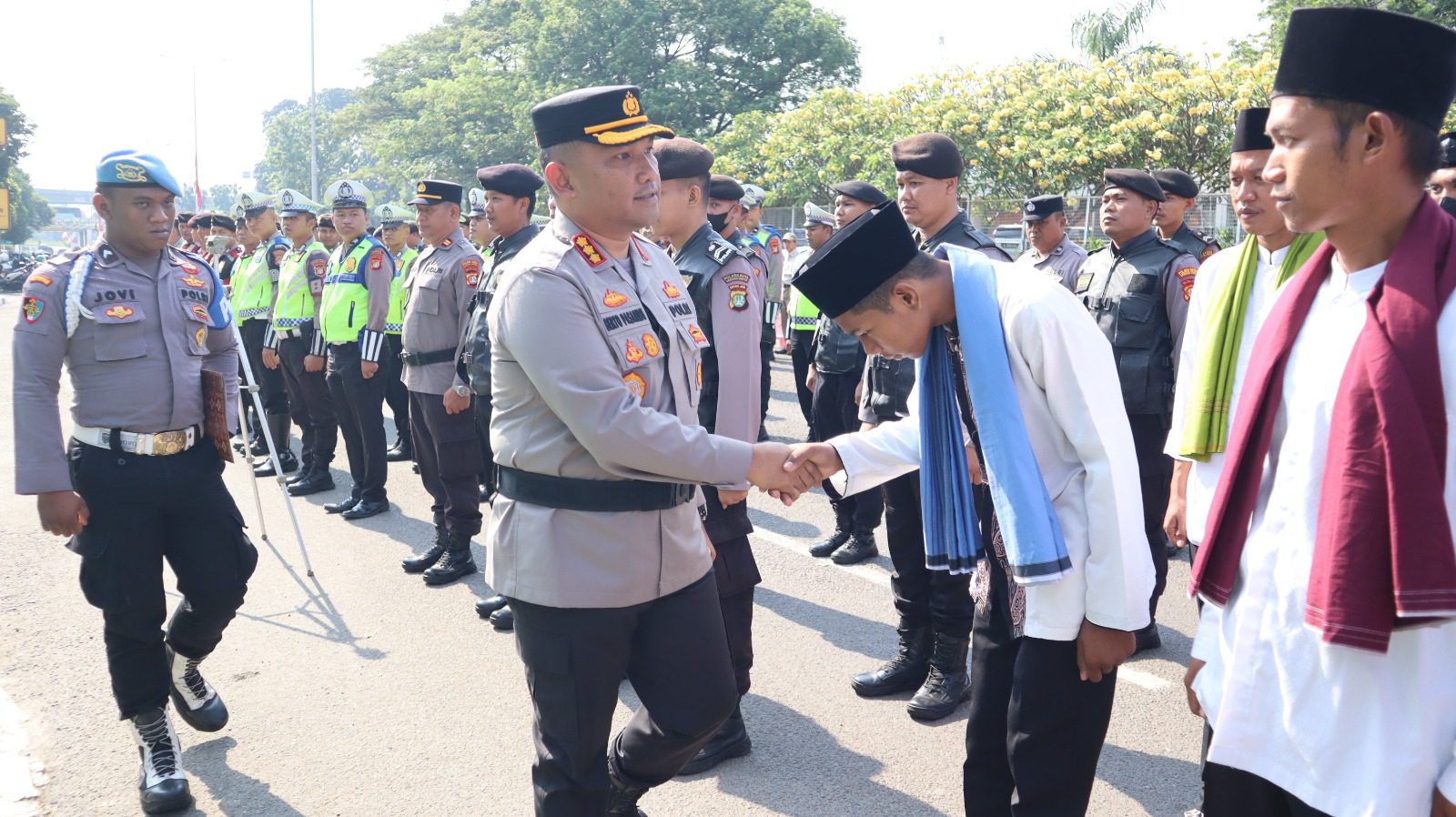 Kapolresta Bandara Soekarno Hatta (Soetta) memberikan penghargaan kepada 32 personel yang telah dinilai berprestasi (foto: Fathar)