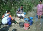 Potret Kekeringan di Lebak Gede Cilegon, Warga Rela Keluar Masuk Hutan dan Antri Mendapatkan Air Bersih 