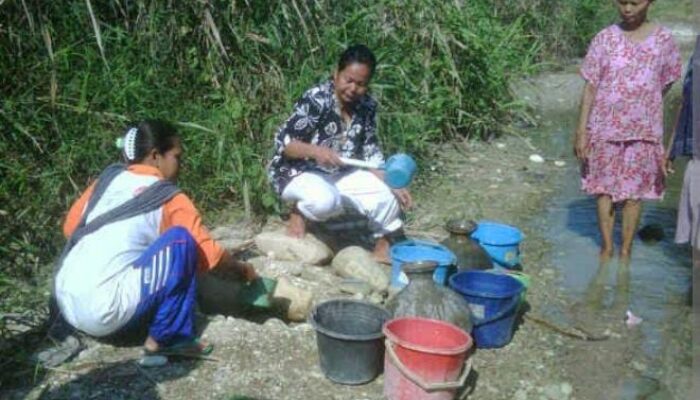 Potret Kekeringan di Lebak Gede Cilegon, Warga Rela Keluar Masuk Hutan dan Antri Mendapatkan Air Bersih 