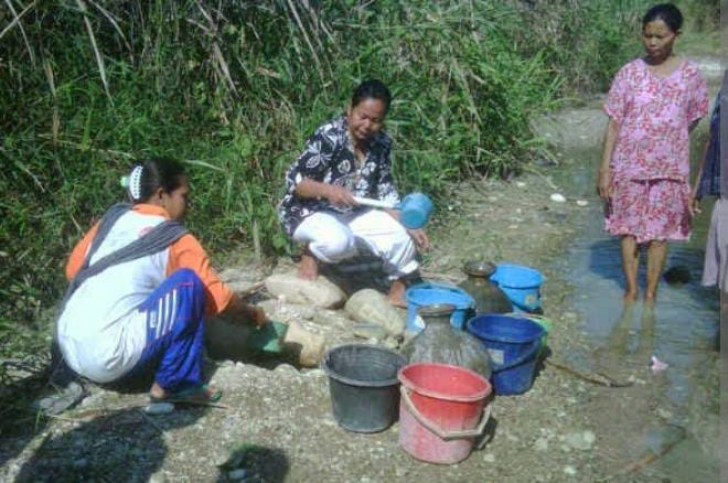 Untuk mendapatkan air bersih, warga harus menempuh perjalanan cukup jauh, dan untuk mendapatkan pasokan air bersih warga harus rela mengantre air