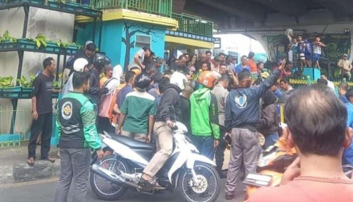 Seorang Pria Tewas Setelah Melompat Dari Atas Flyover Ciputat Tangsel