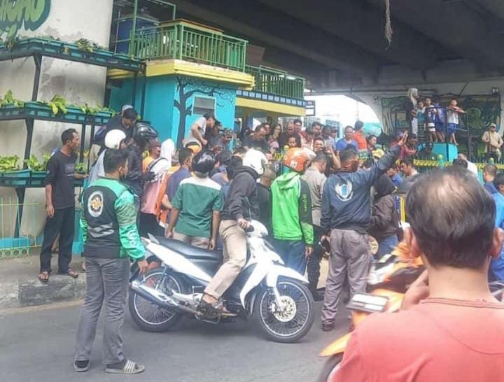 Seorang Pria Tewas Setalah Mengalami Luka Parah di Kepala Karena Melompat Dari Atas Flyover. (Foto : Fathar)