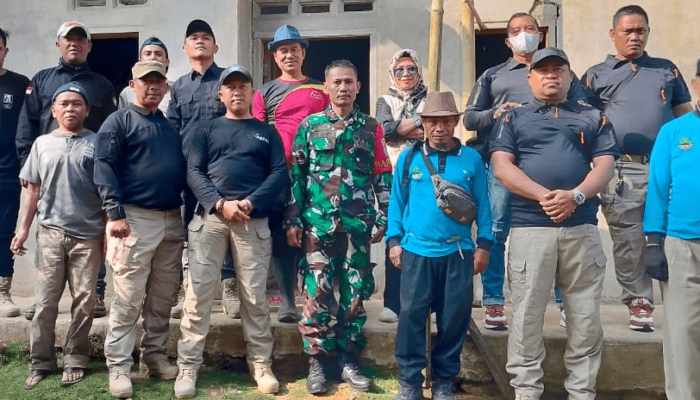 Tangis Haru Mak Sumiyati Saat Rumahnya Direnovasi, Petugas TNI Polri Turut Andil