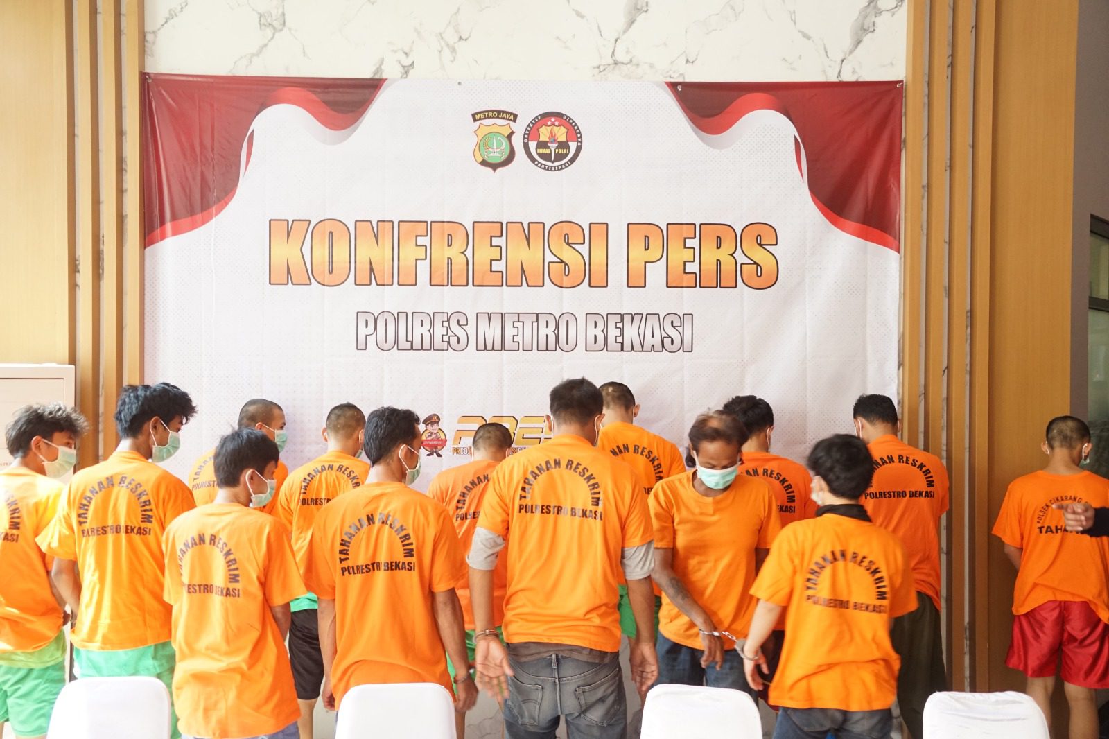 Jajaran Satreskrim Polres Metro Bekasi berhasil mengungkap kasus begal, curanmor, hingga ganjal ATM di wilayah Kabupaten Bekasi. Sebanyak 14 orang jadi tersangka.