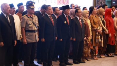 Penjabat (Pj) Gubernur Banten Al Muktabar, memberikan ucapan selamat kepada, Selamet Edy Purnomo yang dilantik menjadi anggota BPK RI berdasarkan Surat Keputusan Presiden RI Joko Widodo Nomor 60/p Tahun 2023, tentang Pemberhentian dan Peresmian Anggota BPK RI. (Foto: istimewah)