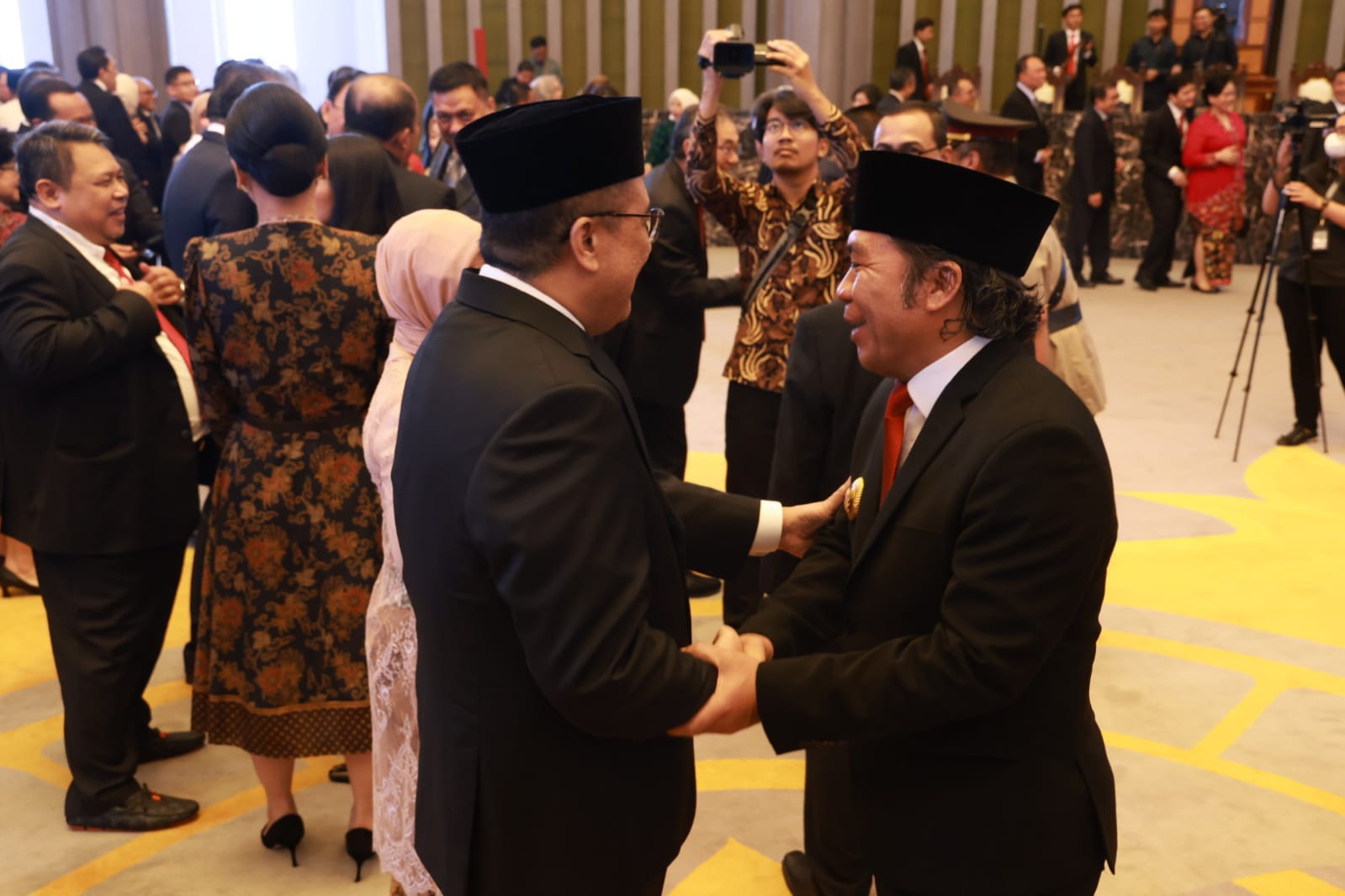 Penjabat (Pj) Gubernur Banten Al Muktabar, memberikan ucapan selamat kepada, Selamet Edy Purnomo yang dilantik menjadi anggota BPK RI berdasarkan Surat Keputusan Presiden RI Joko Widodo Nomor 60/p Tahun 2023, tentang Pemberhentian dan Peresmian Anggota BPK RI. (Foto: istimewah)