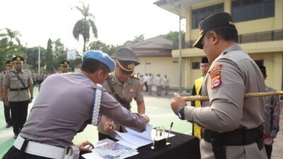 Kapolres Cilegon AKBP Eko Tjahyo Untoro, Sabtu (26/8/2023), memimpin serah terima jabatan empat perwira menengah, (foto: Daeng Yusvin)
