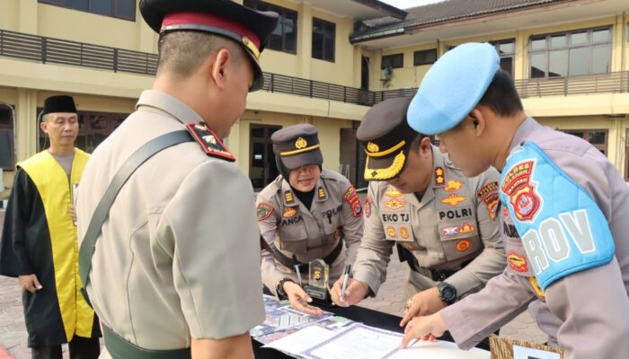 Kapolres Cilegon Pimpin Sertijab Empat Perwira, Satu Diantaranya Adalah Wakapolres