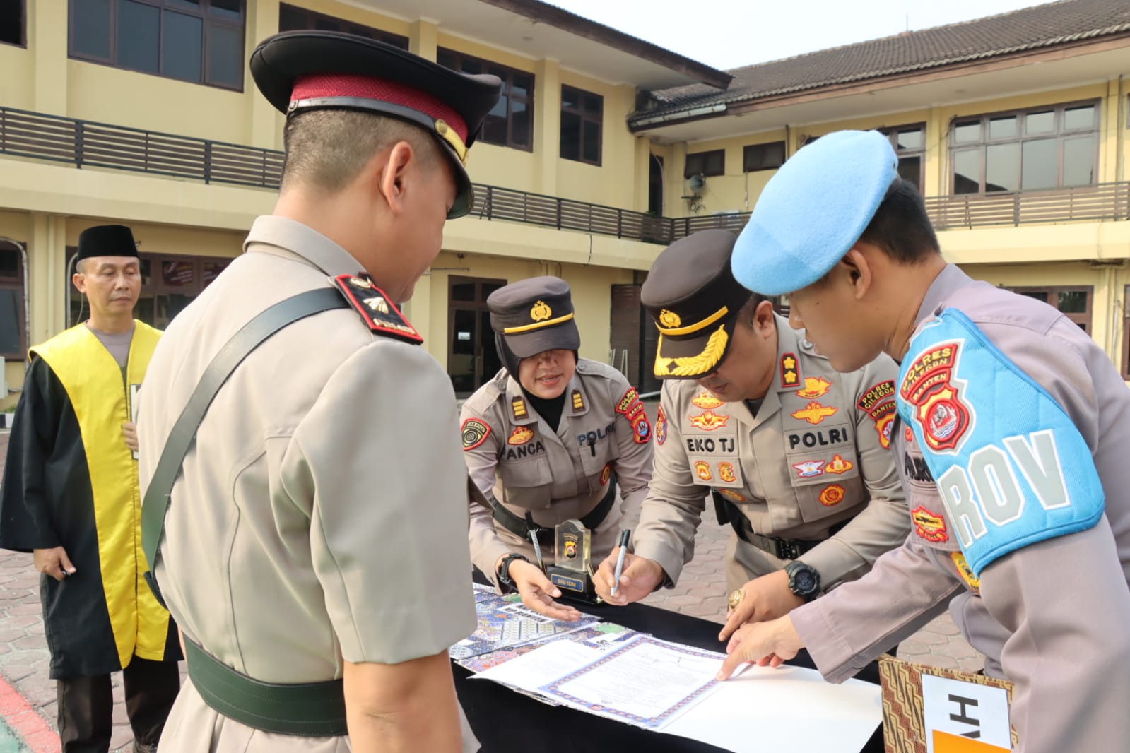 Kapolres Cilegon AKBP Eko Tjahyo Untoro, Sabtu (26/8/2023), memimpin serah terima jabatan empat perwira menengah, (foto: Daeng Yusvin)