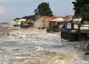 Masyarakat Pesisir Diimbau Waspada Gelombang Tinggi Mencapai 6 Meter