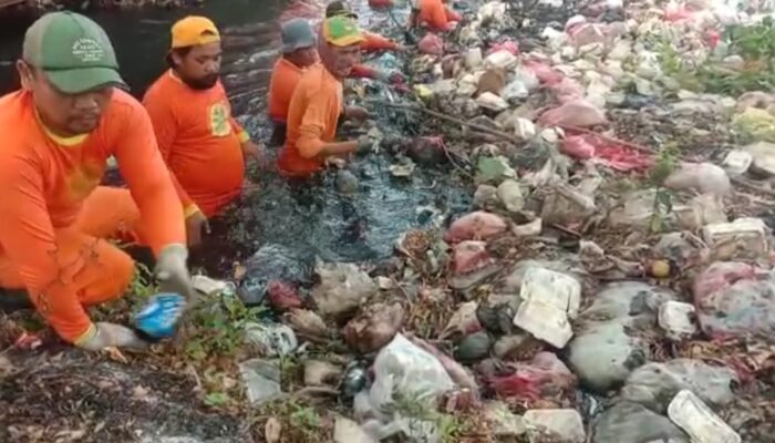 Tim Biawak Bersihkan Tumpukan Sampah Sepanjang 1,5 Kilometer Di Tambun Selatan 