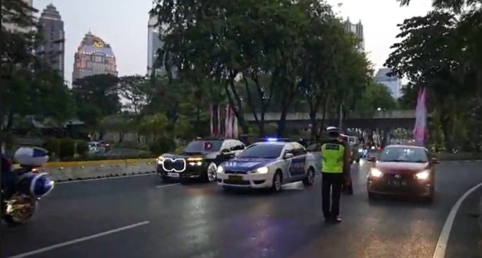 Kendaraan Patwal Menyerobot Iring-Iringan Rombongan KTT Asean. (Foto: Sumber PMJ)