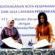Direktur Utama PT ASDP Indonesia Ferry (Persero) Ira Puspadewi (kiri) dan Wakil Direktur Utama Bank Mandiri Alexandra Askandar, bertukar nota kerja sama usai penandatanganan Memorandum of Understanding (MOU) antara Bank Mandiri dan ASDP Mandiri Club, di Jakarta, Rabu 13 September 2023. (Foto: istimewah)