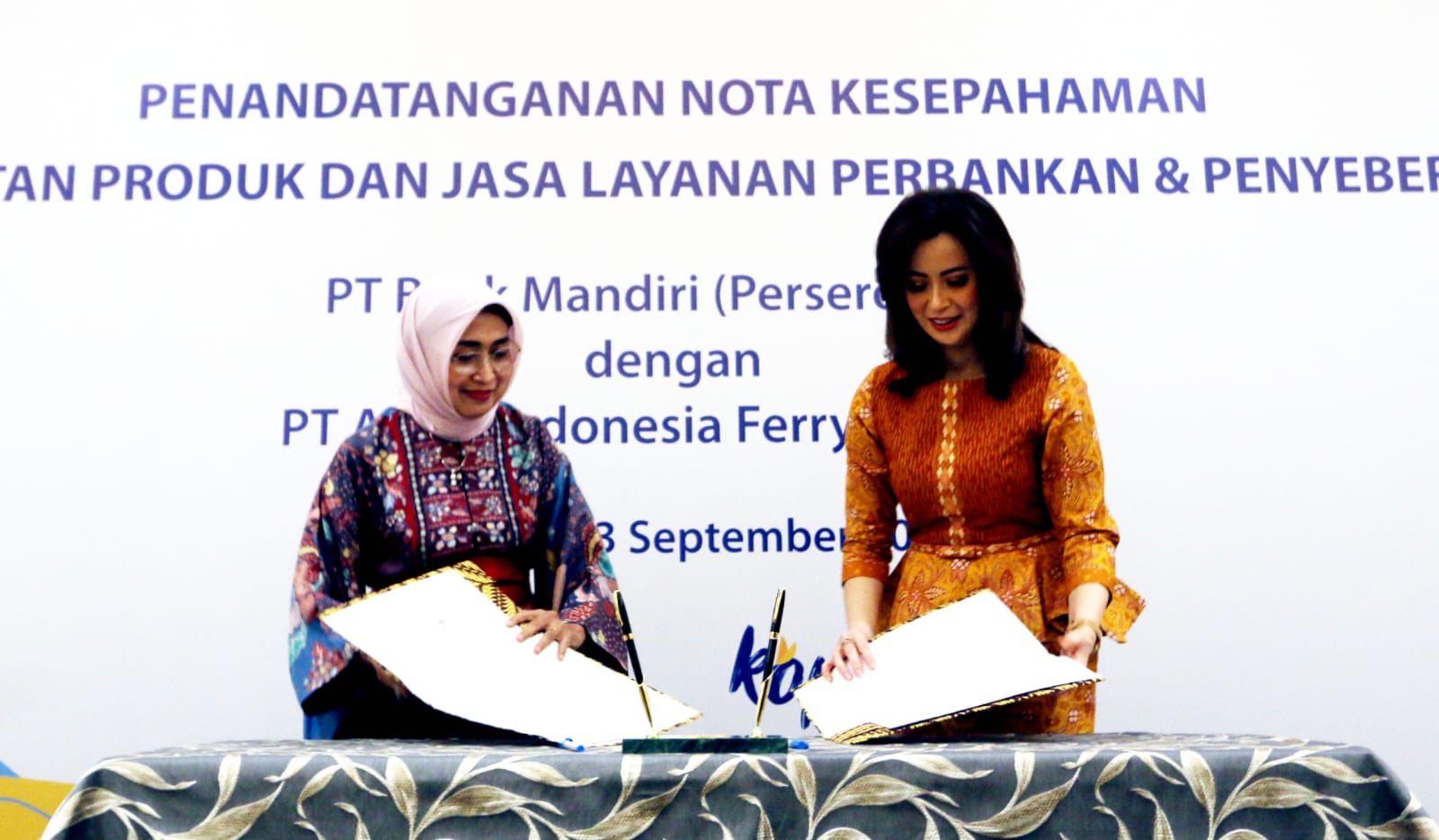 Direktur Utama PT ASDP Indonesia Ferry (Persero) Ira Puspadewi (kiri) dan Wakil Direktur Utama Bank Mandiri Alexandra Askandar, bertukar nota kerja sama usai penandatanganan Memorandum of Understanding (MOU) antara Bank Mandiri dan ASDP Mandiri Club, di Jakarta, Rabu 13 September 2023. (Foto: istimewah)