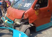 Diduga Hilang Kendali, Angkutan Umum Hantam Warung Nasi Di Simpang SGC Cikarang