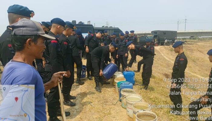 Satbrimob Polda Metro Jaya Salurkan Air Bersih ke Kampung Busuk Cikarang