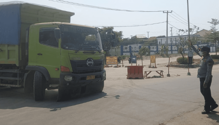 Nekat Beroperasi Di Luar Aturan, Dishub Cilegon Tegas Putar Balik Truk Pasir Di JLS