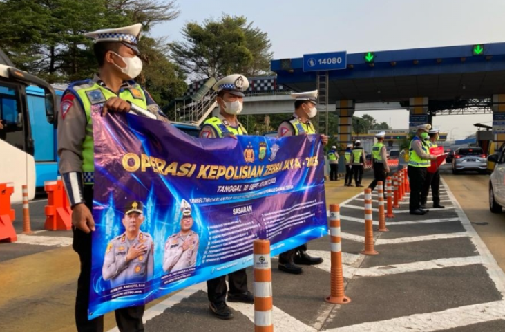 Jajaran Ditlantas Polda Metro Jaya gelar sosialisasi kepada masyarakat di GT Cililitan. (Foto: Fathar)