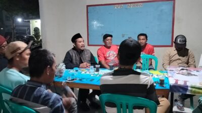 Perwakilan warga berdialog dengan salah satu Bacaleg DPRD Dapil 6 dari PDI Perjuangan, Muhammad Fauzi, di aula kantor RW008 perum TPI. (foto: Abdul Kholilulloh)