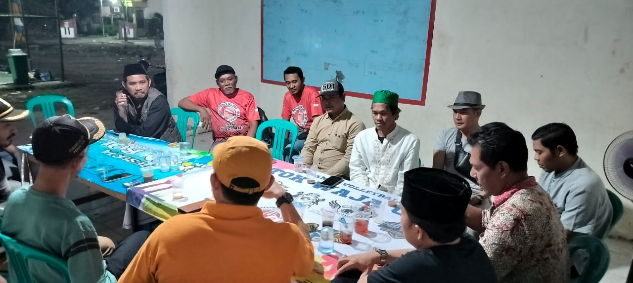 Perwakilan warga berdialog dengan salah satu Bacaleg DPRD Dapil 6 dari PDI Perjuangan, Muhammad Fauzi, di aula kantor RW008 perum TPI. (foto: Abdul Kholilulloh)