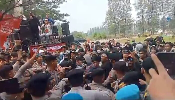 Demo Jilid 2, Ratusan Pengangguran di Bekasi Ricuh Dengan Petugas, Tuntut Hak Kerja Layak