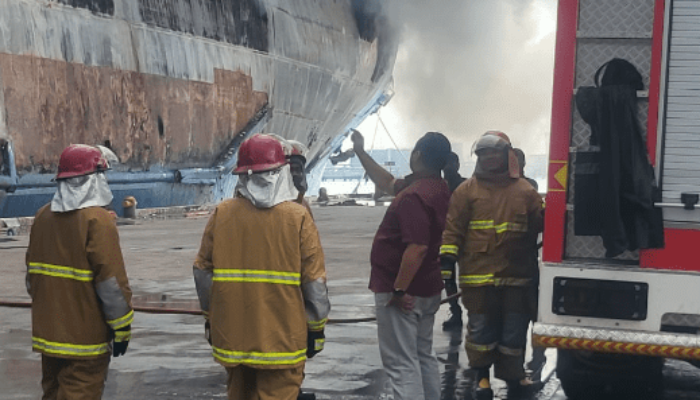 136 Unit Mobil di Kapal Mutiara Berkah Banten Ludes Terbakar, 14 Penumpang Dievakuasi ke RS