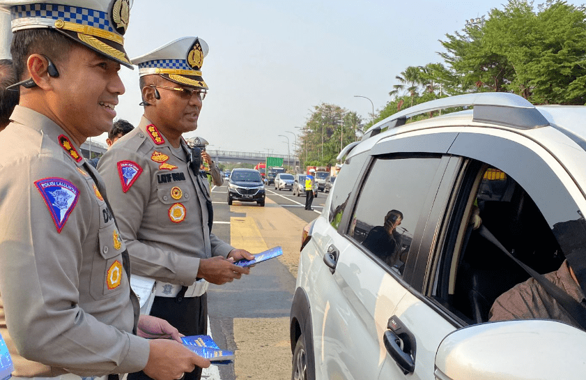 Direktur Lalu Lintas Polda Metro Jaya Kombes Latif Usman didampingi Wadirlantas dan Pejabat Utama Direktorat Lalu Lintas Polda Metro Jaya terjun langsung dalam Operasi Zebra Jaya 2023 di Gerbang Tol Cililitan. (Foto: Fathar)