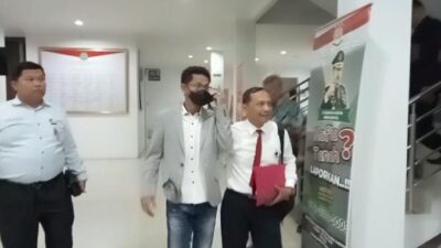 Wakil Ketua DPRD Kabupaten Bekasi Soleman, keluar dari gedung Kejari usai diperiksa terkait dugaan kasus suap gratifikasi (foto: Abdul Kholilulloh)