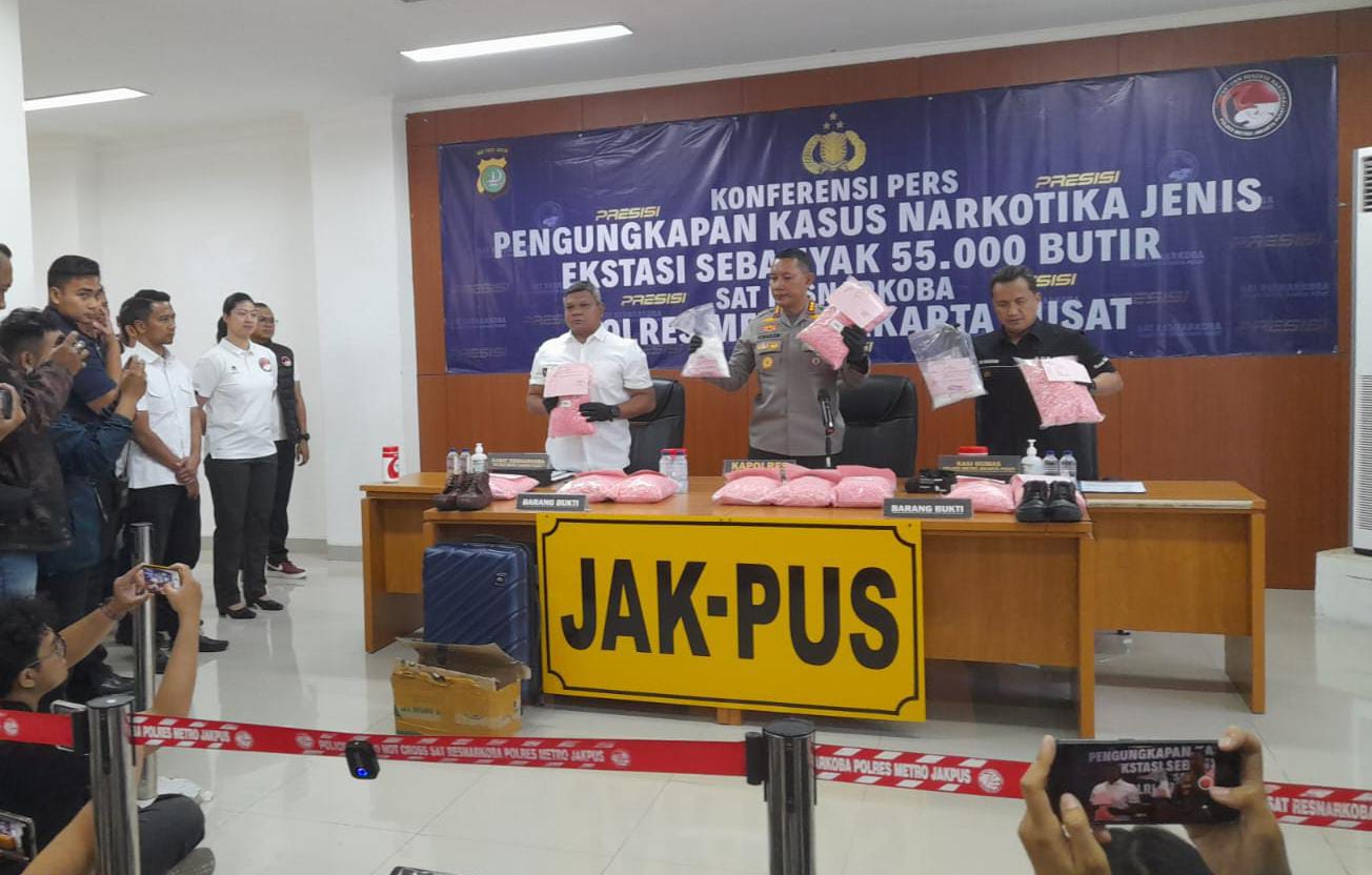 "Pelaku ini dijanjikan disatu titik untuk mengantarkan koper berisi 55. Ribu pil ekstasi,” kata Komaruddin. (Foto: Fathar)