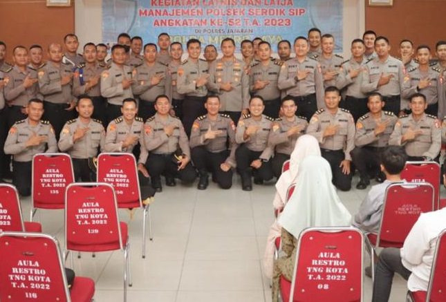 Kombes Zain Dwi Nugroho juga memberikan arahan serta wejangan kepada seluruh peserta didik untuk tetap semangat (foto: Fhatar)