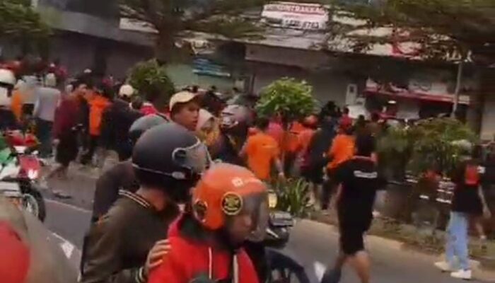 Laga Panas Persija vs Persib Imbang 1-1, Suporter Ricuh Di Sekitar Stadion Patriot Bekasi