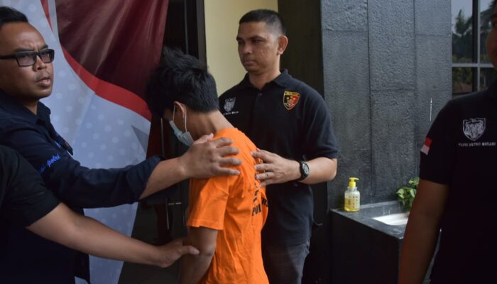 Pelaku JFH alias Fatih sendiri berpura-pura menduduki jabatan manajer di perusahaan diringkus Polisi usai menipu ratusan calon tenaga kerja di Kabupaten Bekasi (foto: istimewa)