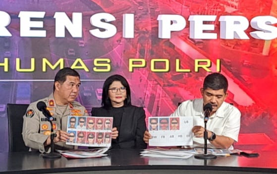 Kombes Pol Aswin Siregar (kemeja putih), saat memberikan keterangan pers. (Foto : istimewah)