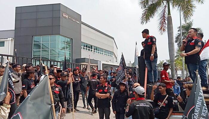 Ratusan Massa GMPI Kabupaten Bekasi Kepung PT Eun Sung, (foto: Abdul Kholilulloh)