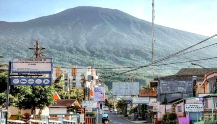 Pengamat Spiritual Sebut, Pulau Jawa akan Terbelah bila Gunung Slamet Meletus