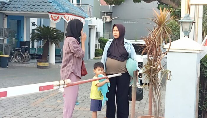 Keluarga pasien Dina dan anaknya akhinya bisa pulang kerumah setelah mendapat keringanan biaya dari RS (foto: Bayu45/ Triberita.com)