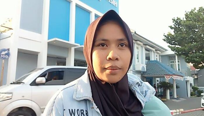 Dina ibu dari pasien Muhammad Faqih Al- Ghifari (3) warga Kampung Kedung Salam, Kelurahan Plawad (foto: Bayu45/ Triberita.com)