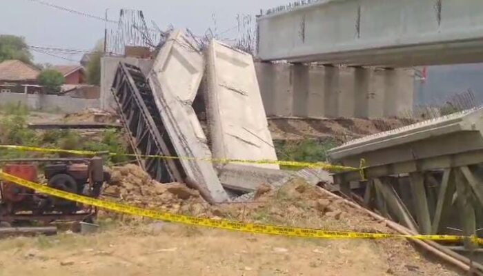 Viral, Kontruksi Proyek Jembatan Penghubung di Bekasi Ambruk, 2 Pekerja Jadi Korban