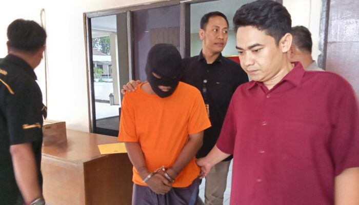 Tersangka inisial F (25) tega membunuh adik DS kandung di Cikarang Kota, Kecamatan Cikarang Utara (foto: Abdul Kholilulloh)