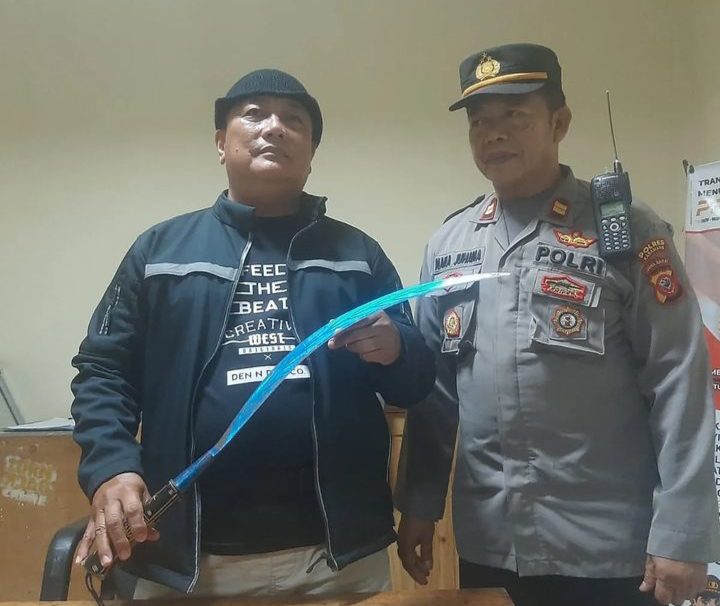 Petugas Polsek Purwasari Polres Karawang amankan sajam jenis celurit dari tangan komplotan genk motor (foto: Hummas_polsek_purwasari)
