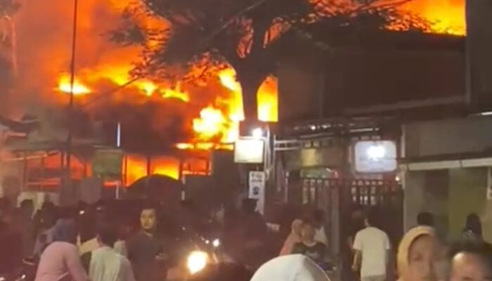 Breaking news! Kebakaran Lapak Palet Kayu di Bekasi, Petugas Kesulitan Padamkan Api Gegara ini