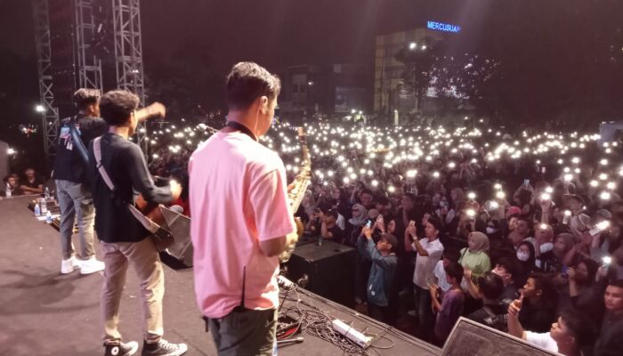 Ribuan anak muda di Bekasi dan sekitarnya antusias menyaksikan penampilan band Aftershine di Stadion Mini Pondok Gede Jatiwaringin, Kota Bekasi. (foto: Abdul Kholilulloh)