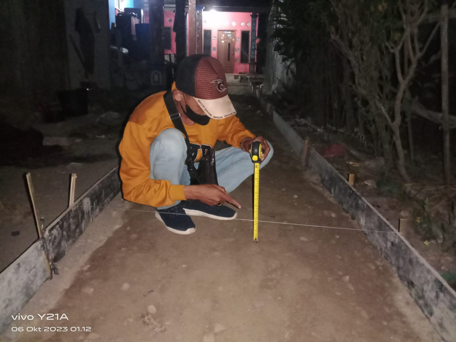 Jalan Lingkungan Kampung Kalen Kacing RT002/RW003, Desa Sukatenang, Kecamatan Sukawangi, Kabupaten Bekasi, diduga kuat cacat mutu. (foto: tim Triberita.com)