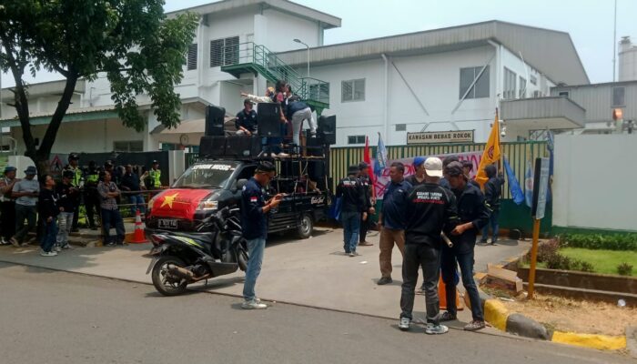 Karang Taruna (Karta) Wibawa Mukti Desa Karangbaru, Kecamatan Cikarang Utara, Kabupaten Bekasi menggeruduk (kepung) PT Indosari (Sari Roti). (foto: Heru)