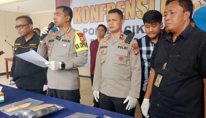 Kapolres Metro Bekasi, Kombes Pol Twedi Aditya Bennyahdi saat gelar perkara kasus pembunuhan Kaka kandung di Mapolsek Cikarang Utara (foto: Abdul Kholilulloh)