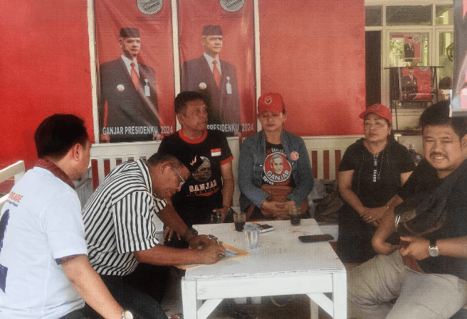 Ketua Relawan Jarwonders Beno Koswara, menanda tangani formulir untuk di verifikasi ke TKRPP PDIP pusat. (Foto: Jeje)